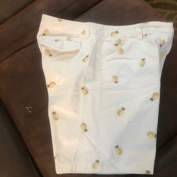 J. Crew Pants - J crew Favorite fit Embroidered white shorts SZ 6